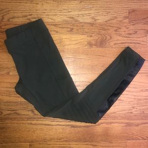 Green leggings with leather detail